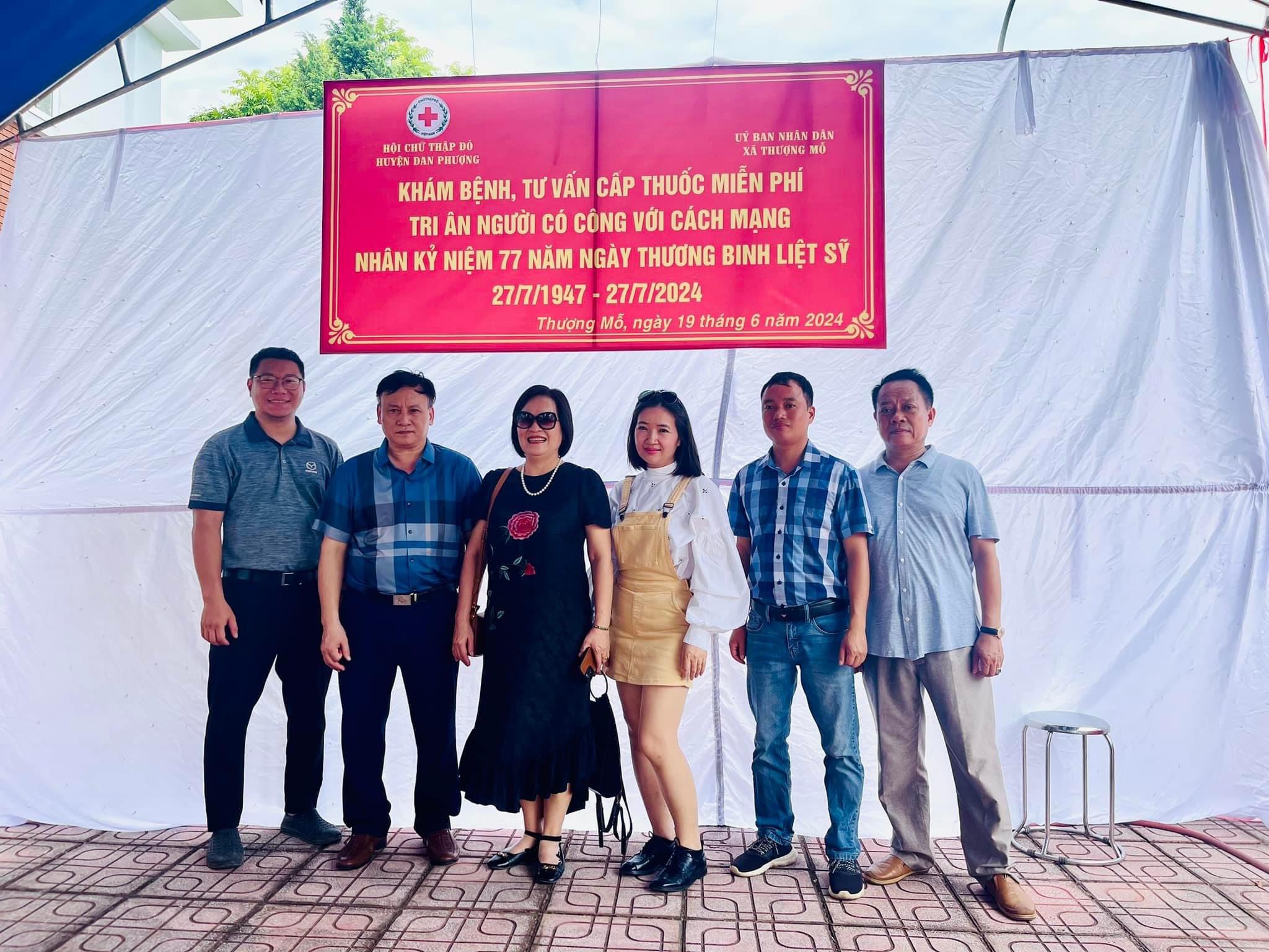 Đại diện Công ty CP Dược phẩm Hoàng Giang đến thăm và tặng quà cho người có công
