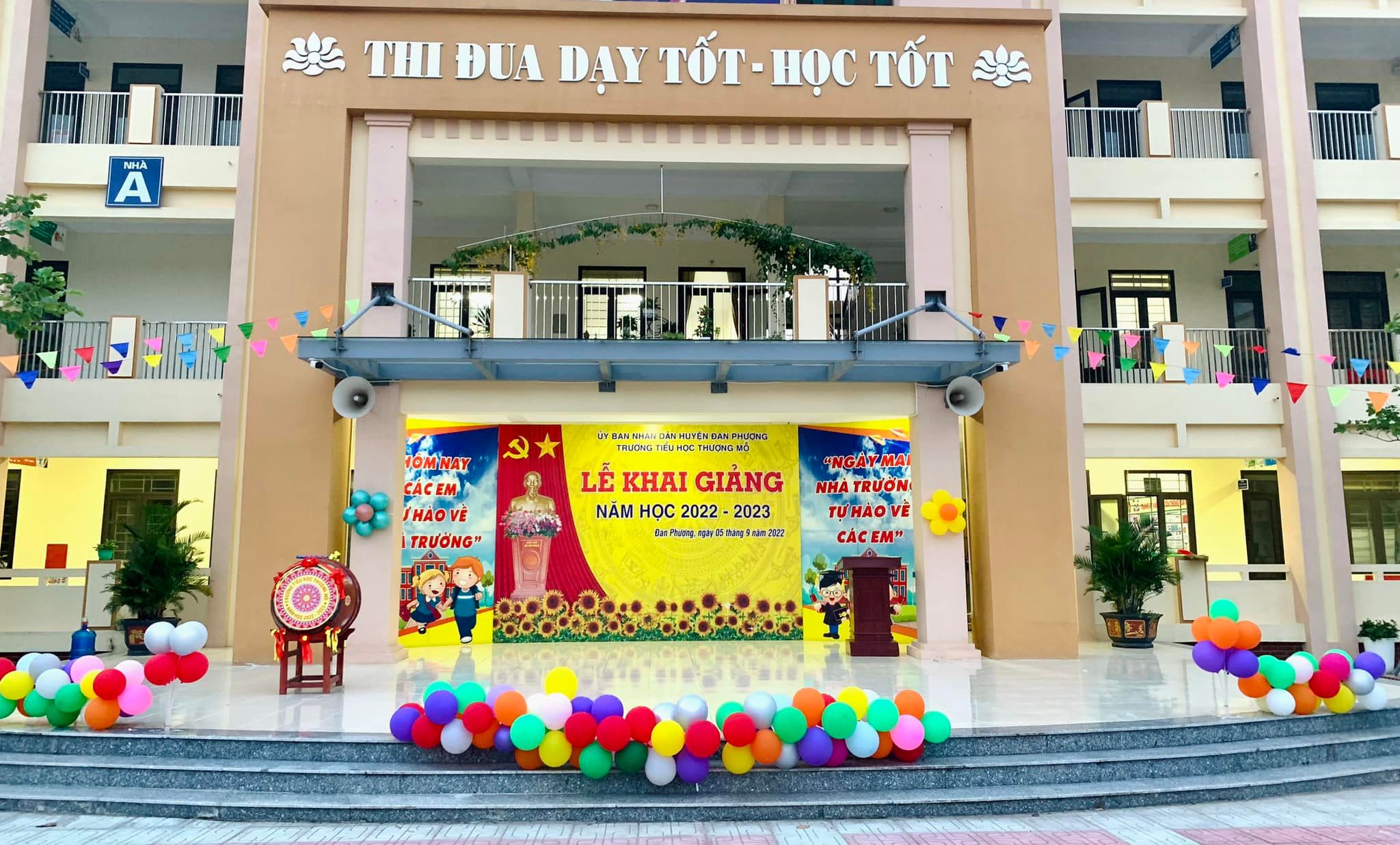 Ngay từ sáng ngày 04/9, công tác chuẩn bị cho lễ khai giảng đã được các nhà trường hoàn tất, sẵn sàng chào đón các em học sinh trong lễ khai giảng